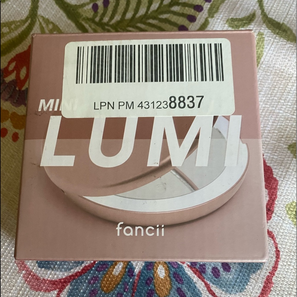 Lumi compact light up mirror
